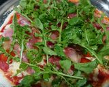Foto do passo 5 de Pizza com rúcula, presunto cru, tomate cereja e parmesão