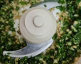 Foto del paso 3 de la receta: Salsa Pesto adaptada para Argentina 🇮🇹 🇦🇷 albahaca, ajo, nuez, queso y aceite de oliva VE