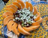 Une image de l'étape 13 de Salade de melon au concombre, tomate noire, oignon rouge et feta.