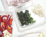 Foto langkah ke 1 dari resep Nasi daun jeruk, kulit ayam crispy, dan sambal korek.