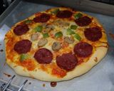 Foto langkah ke 5 dari resep Pepperoni Pizza.