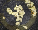 Foto del paso 5 de la receta: Merluza en Salsa Marinera Con Patatitas y Zanahorias Hervidas Aliñadas en Aceite de Albahaca