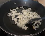 Foto del paso 1 de la receta: Canelones de pollo y champiñones al curry