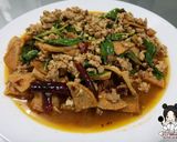 รูปขั้นตอนการทำที่ 6 ของ กะเพราหมูยอ(ทอด)​