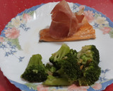 Foto del paso 5 de la receta: Trucha a la plancha con jamón y brócoli al ajillo