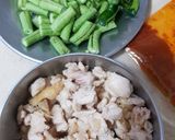 รูปขั้นตอนการทำที่ 1 ของ ถั่วฝักยาวผัดพริกแกง อกไก่