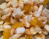 Une image de l'étape 3 de Tartare de crevettes nordiques au citron vert et à la mandarine.