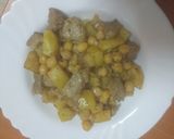 Foto del paso 4 de la receta: Carne de cochino con garbanzos y papas al mojo hervido