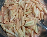 A picture of step 4 of Pink cheese pasta with garlic bread.