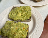 Foto del paso 1 de la receta: Tostadas con aguacate, rúcula y huevo poché