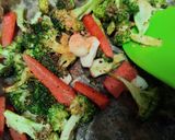 Gambar langkah 3 resipi Broccoli roasted.