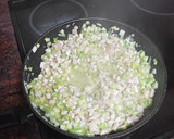 Foto del paso 3 de la receta: Salteado de pasta con pollo, gambas y calabacín