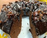 Foto langkah ke 7 dari resep Bolu coklat siram almond.