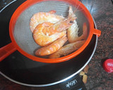 Foto del paso 1 de la receta: Ensalada de arroz con atún, pimiento, langostinos y huevo duro