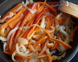 Foto del paso 5 de la receta: Fajitas de Pollo "Pizza Style"
