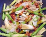 Hình bước làm 2 của món Gà xào măng tây