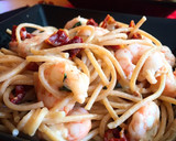 Foto del paso 3 de la receta: Espaguetis integrales con gambas y tomate seco