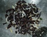 Foto langkah ke 3 dari resep 53. So'un goreng jamur kuping.