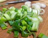 Foto del paso 2 de la receta: Pollo con papas al verdeo