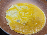 Tortilla abierta con quesos, sobrasada, cherrys y aguacate