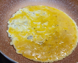 Foto del paso 1 de la receta: Tortilla abierta con quesos, sobrasada, cherrys y aguacate