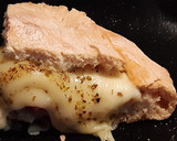Foto del paso 4 de la receta: Provolone con ají molido en coca de pan casero