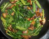 รูปขั้นตอนการทำที่ 5 ของ คะน้าผัดหมูกรอบพริกแห้ง รีดน้ำมันจนหมูแห้งกรอบ หอมกลิ่นพริกแห้ง