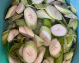 Hình bước làm 1 của món Ốc xào chuối đậu