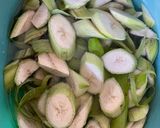Hình bước làm 1 của món Ốc xào chuối đậu