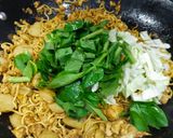 Foto langkah ke 8 dari resep Mie Tek Tek khas abang-abang / mie goreng Jawa.