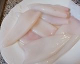 Foto del passaggio 2 della ricetta Calamari ripieni di melanzane su letto di pomodorini