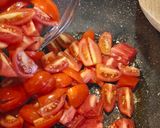 Foto del passaggio 3 della ricetta Spaghetti ai pomodorini freschi con capperi e olive