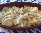Foto del paso 1 de la receta: Salmón con patatas a lo pobre al horno