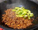 รูปขั้นตอนการทำที่ 3 ของ หมูผัดโหระพาพริกเผา