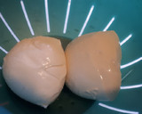 Foto del paso 2 de la receta: Brochetas de ciabatta y mozzarella con ensalada de borlotti