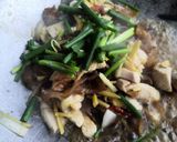 รูปขั้นตอนการทำที่ 2 ของ อกไก่ผัดขิง​ เกือบคลีน