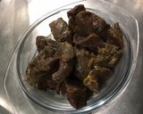 Une image de l'étape 2 de Bœuf mariné sauté aux épices créoles et pommes grenailles.