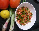 લીલી ડુંગળી અને ટામેટાંનું સલાડ(Spring onion and tomato salad recipe in gujarati) રેસીપી સ્ટેપ2ફોટો