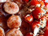 Banquetes con tomates cherry dulce, atún y orégano