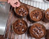 Foto langkah ke 6 dari resep Choco Muffin Lembut Tanpa Mixer.