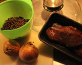 Foto del paso 1 de la receta: Fideos con pesto y churrascos encebollados