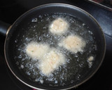Foto del paso 4 de la receta: Buñuelos de atún y marisco con alioli express