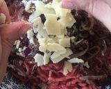 Foto del paso 2 de la receta: Hamburguesas de ternera, cebolla roja y parmesano de Jaimie Oliver