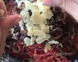 Foto del paso 2 de la receta: Hamburguesas de ternera, cebolla roja y parmesano de Jaimie Oliver