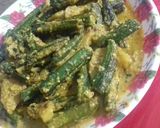 A picture of step 7 of Bengali shorshe dharosh/bhindi masala with mustard seeds paste.