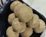 A picture of step 5 of Besan ke ladoo.