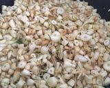 હરે પ્યાઝ કી લસુની ખીચડી(green onion garlic khichdi recipe in Gujarati) રેસીપી સ્ટેપ1ફોટો