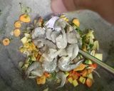 Foto langkah ke 3 dari resep Udang Sayur Bumbu Lada Hitam.