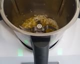 Foto del paso 2 de la receta: Salteado de setas con cebolla, pimientos rojos y jamón. Thermomix