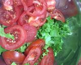 Hình bước làm 3 của món Gà áp chảo sốt chanh leo, kèm salad